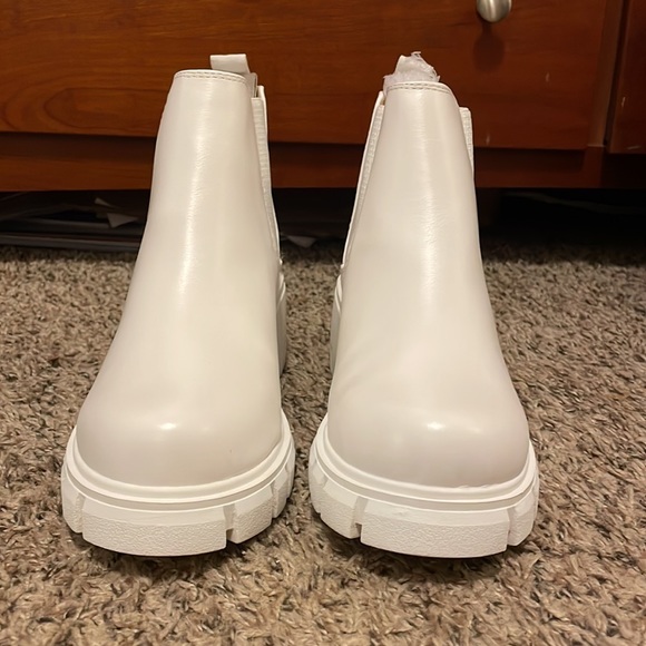 Tilly’s White Chunky Chelsea Boots. Size 7. - Picture 3 of 6